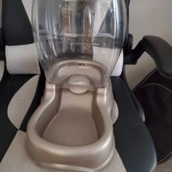 2 Water/food Holders