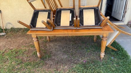 Table with 5 chairs