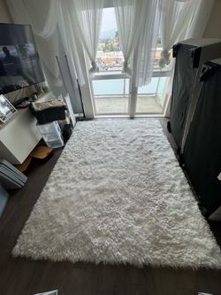 8 x 9 White Shag Rug
