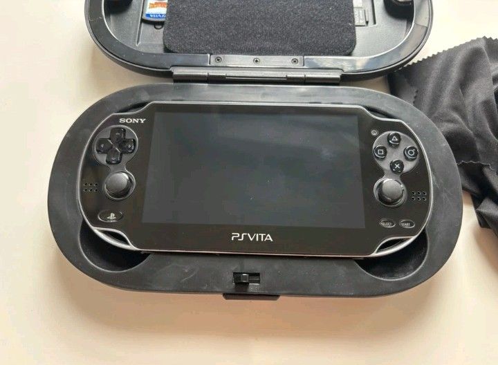 Sony PlayStation PS VITA w/Games & Extras - READ DESCRIPTION Please