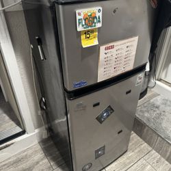 Mini Fridge w freezer 