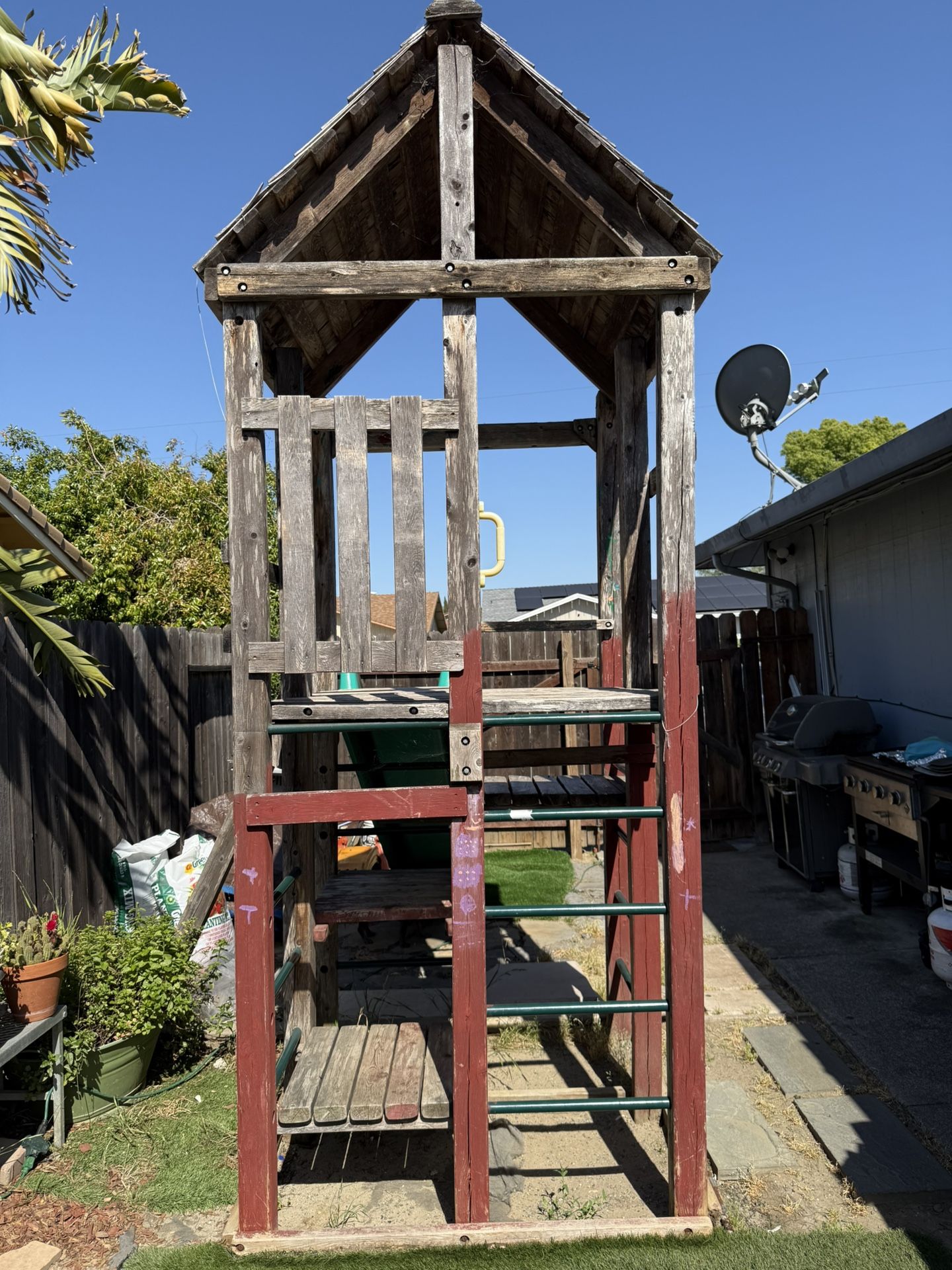 Slide With Tree House Real Hard Wood , Just You Have To Screw By Your Self , It’s In A Good Content Kids Not Used Any More