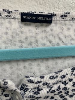 Brandy Melville - Brandy Melville Floral Top on Designer Wardrobe