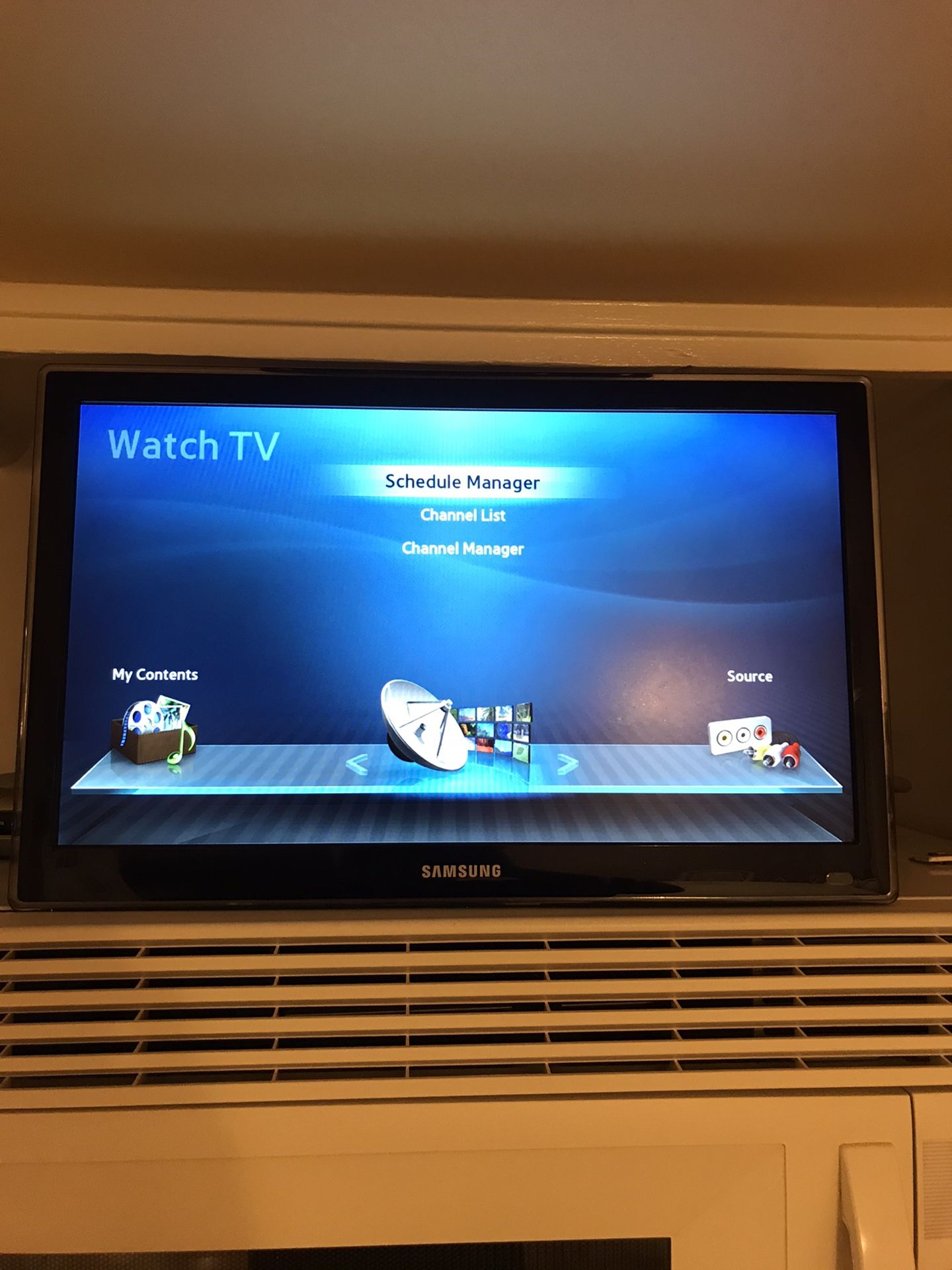 Samsung 19” Series 4 UN19F4000 LED TV with wall mount kit. Not a Smart TV
