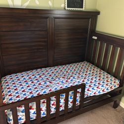 Crib/Toddler Bed