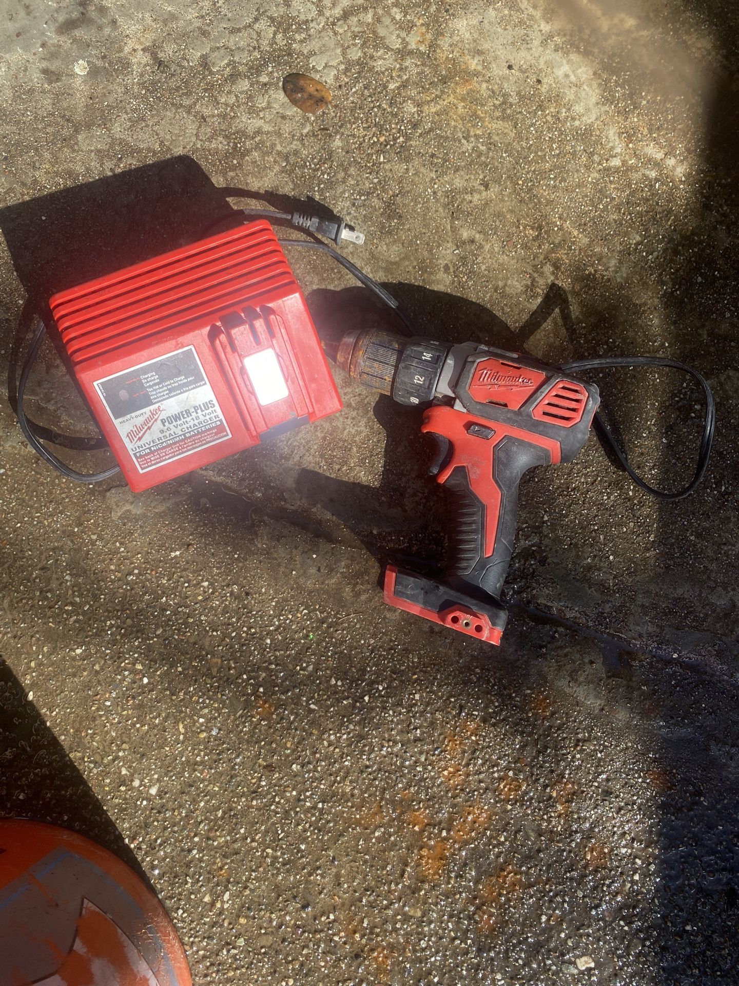 Milwaukee drill 18v / Universal charger