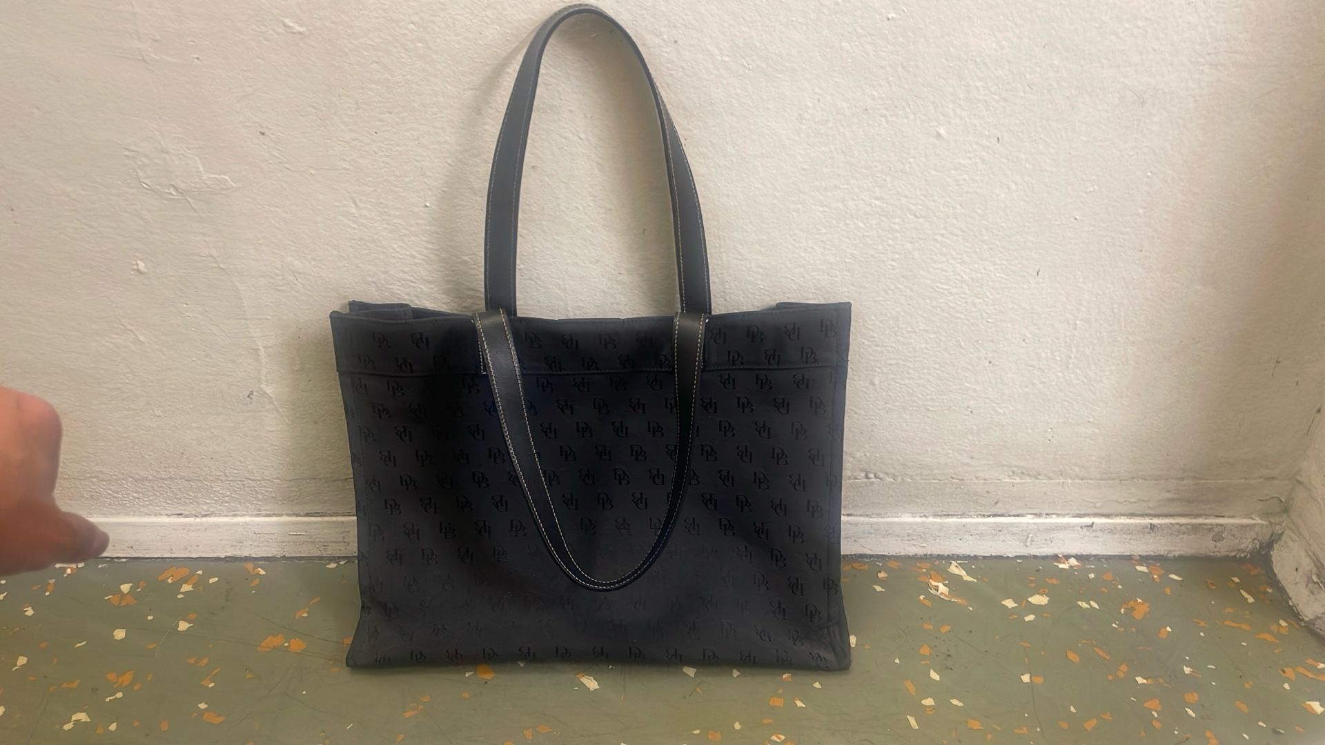 Dooney & Bourke Vintage black signature Monogram canvas tote is a perfect 
