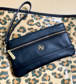 Adrienne Vittadini double zip wristlet 🖤