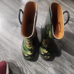 Size 4 Rainboots 