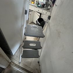 🪜 Cosco Step Ladder for Sale – Sturdy, Reliable, and Ready to Work! 💪