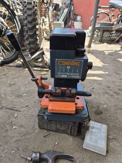 Key cutting machine