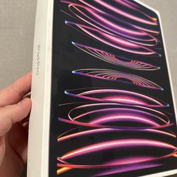 Selling iPad Pro 12.9 inch 6th. Gen. 128GB M2 Chip Wifi + Cellular New in Box Sealed