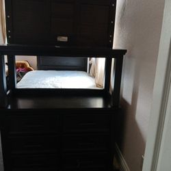 Twin's Bunked Bed With Ladder And Mattress 