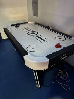 Air hockey table