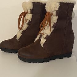 Women’s Sorel wedge boots size 8.5