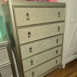  Dressers And Bed Frame Set