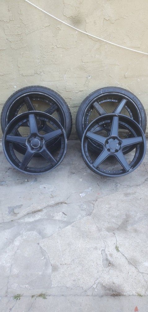 Rims 20" Only Serious Buyers Don't Waste My Time Two Rimbaud Good Condition Two Need To Be Fix Only One Tired Is Good