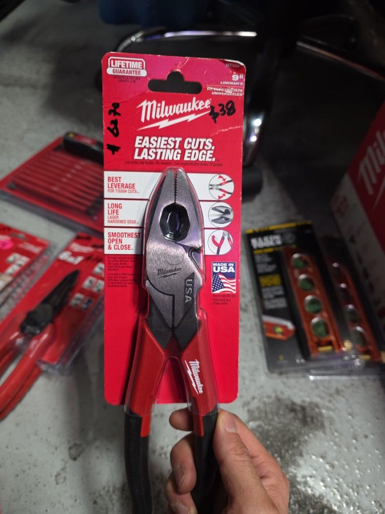 Milwaukee
9 in. Lineman's Pliers with Fish Tape Puller and Comfort Grip