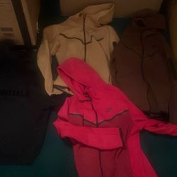Black Essentials Hoodie Size M - Red Nike Tech Size M - Carmel Color Nike Tech Size M Brown Nike Tech Size m