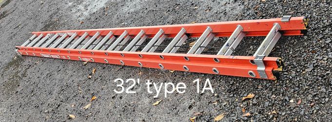 32' Werner fiberglass ladder-type 1A