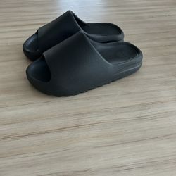 Yeezy Slides Onyx Size 9 Open To Lowballs