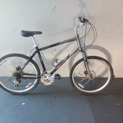 BICYCLE GIANT 21 SPEED SIZE 26 BRAND NEW 