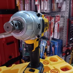 DeWalt 20V Max XR Cordless Brushless 3/4in. High Torque Impact Wrench with Hog Ring Anvil.  Tool-Only 