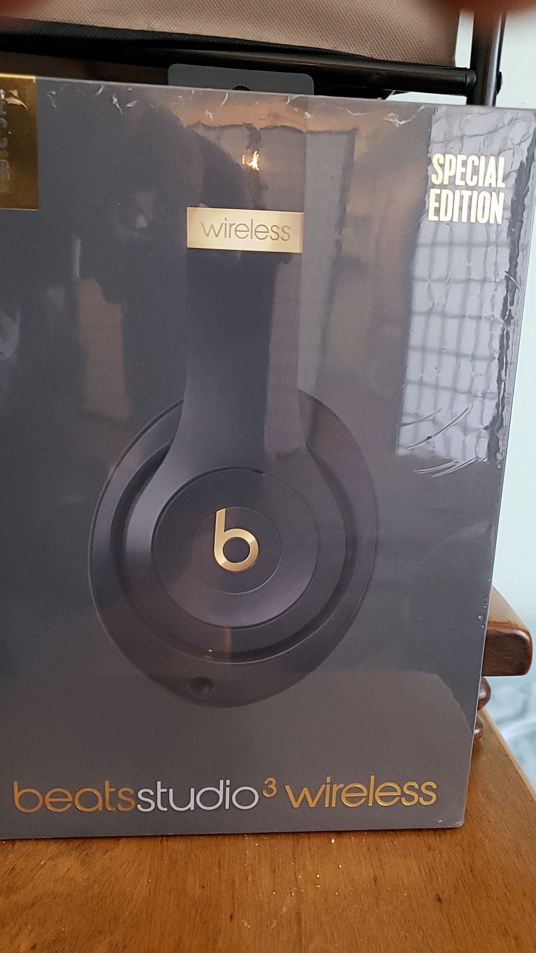 SPECIAL EDITION 100% Orignal BRAND NEW IN BOX BEATS STUDIO 3 - BY DR. DRE WIRELESS (shadow grey &gold)