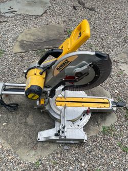 DEWALT 12" Double Bevel Sliding Compound Miter Saw DWS780