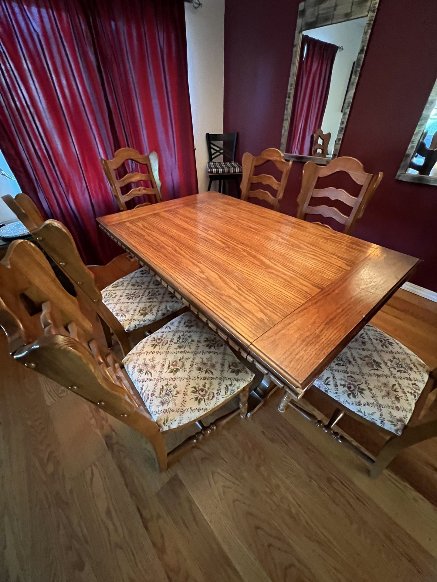 Dining Room Table - 6 Chairs
