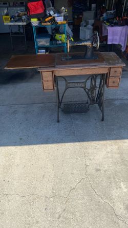 Antique Singer Sewing Machine and Desk .G Series Serial Number $200.00 OBO