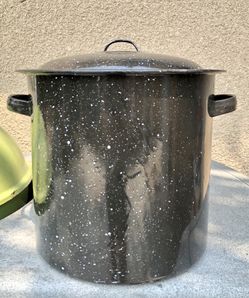 Speckled black pot
