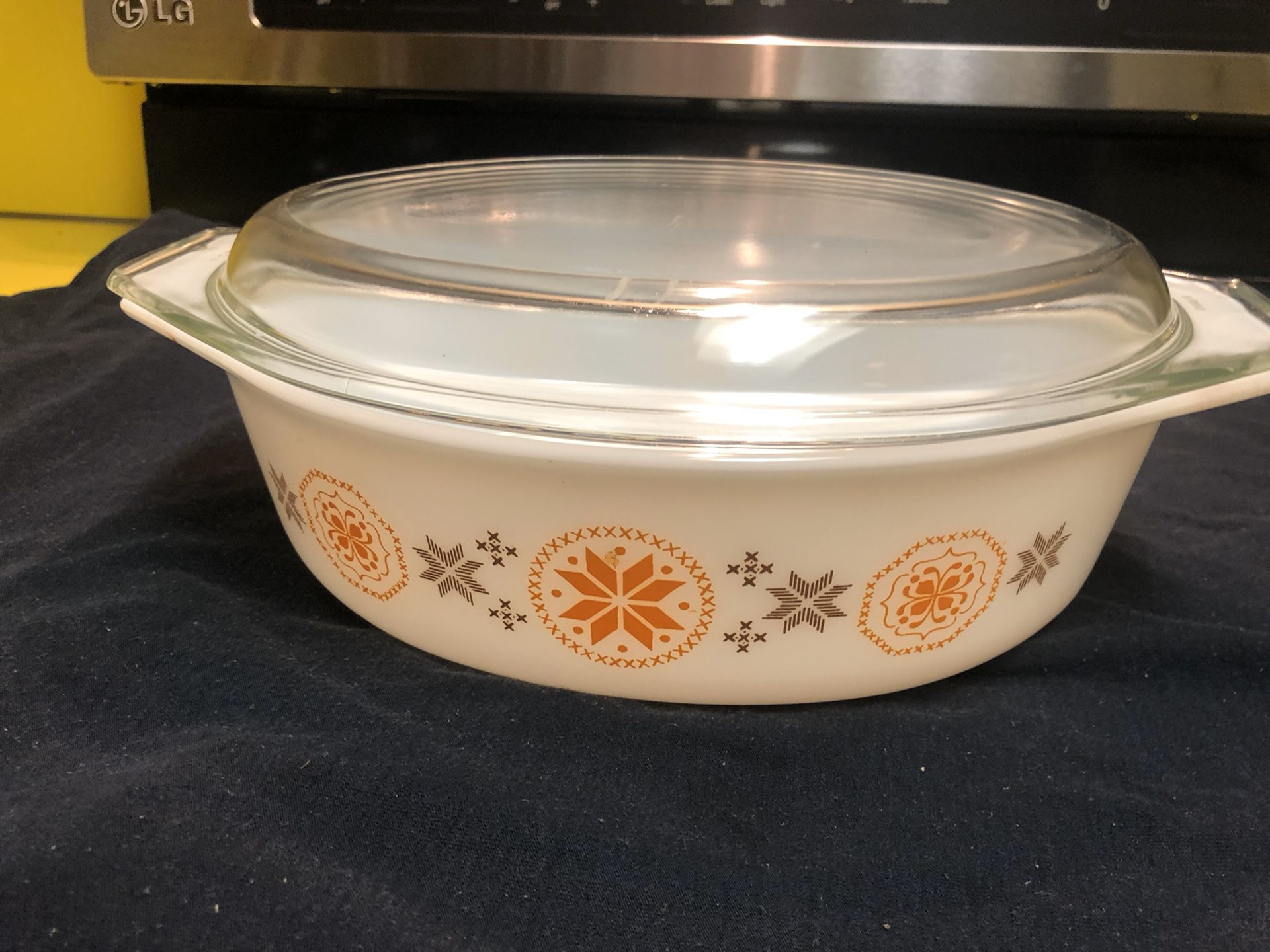 Vintage MCM Pyrex 2 1/2 quart casserole dish with cover