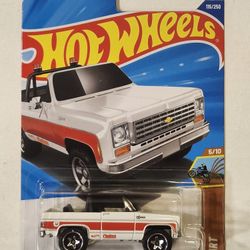 HOT WHEELS . DIRT. 1975 CHEVY BLAZER CUSTOM SQUARE BODY. (WHITE VARIATION)