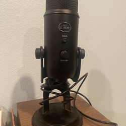 Blue Yeti USB Podcast Microphone - Black Mic