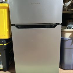 Hisense 3.3-cu ft Mini Fridge with Freezer Compartment