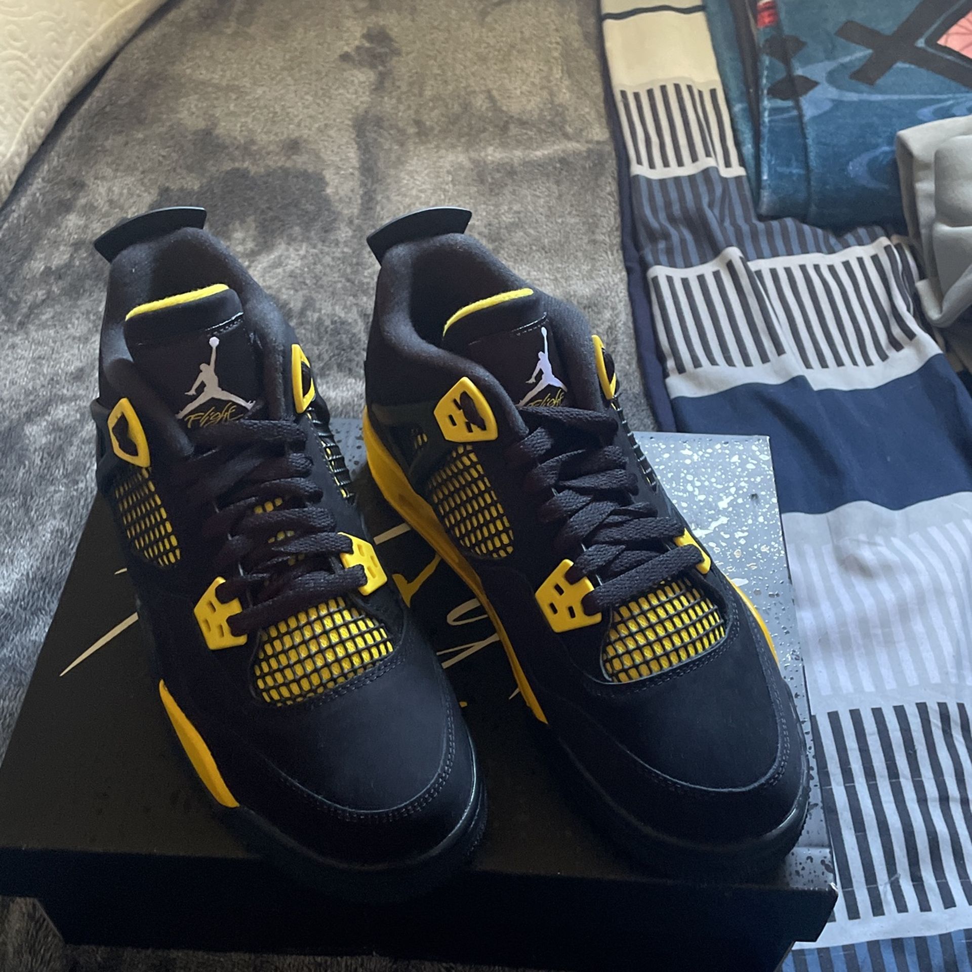 Retro Jordan 4 (thunder)
