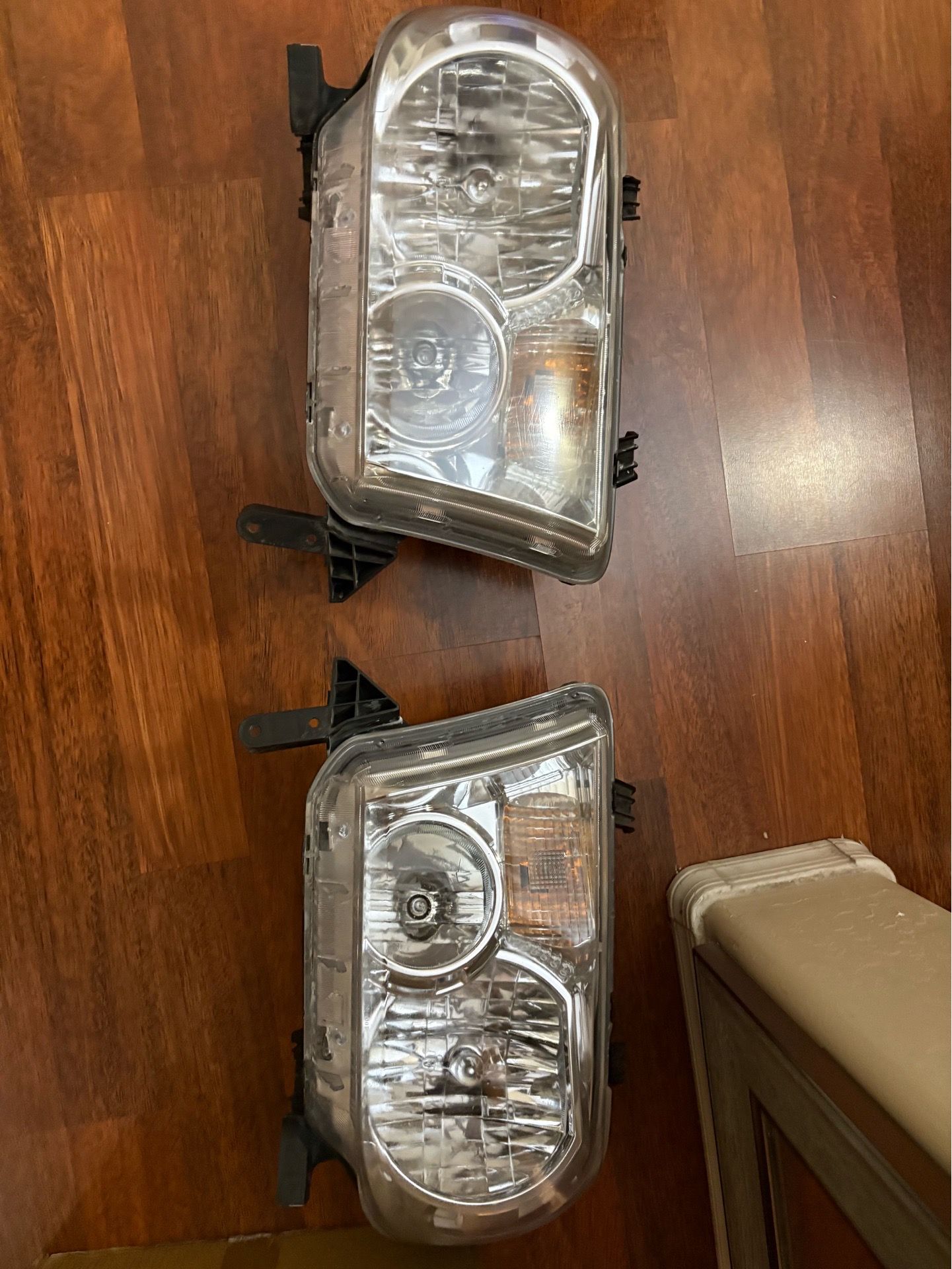 2008–2017 Toyota Sequoia (including Limited trim) * 2007–2013 Toyota Tundra Headlights