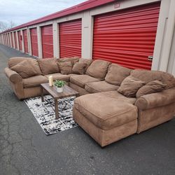 *Free delivery * Brown microfiber U sectional couch 3 piece couch only good condition accent pillows