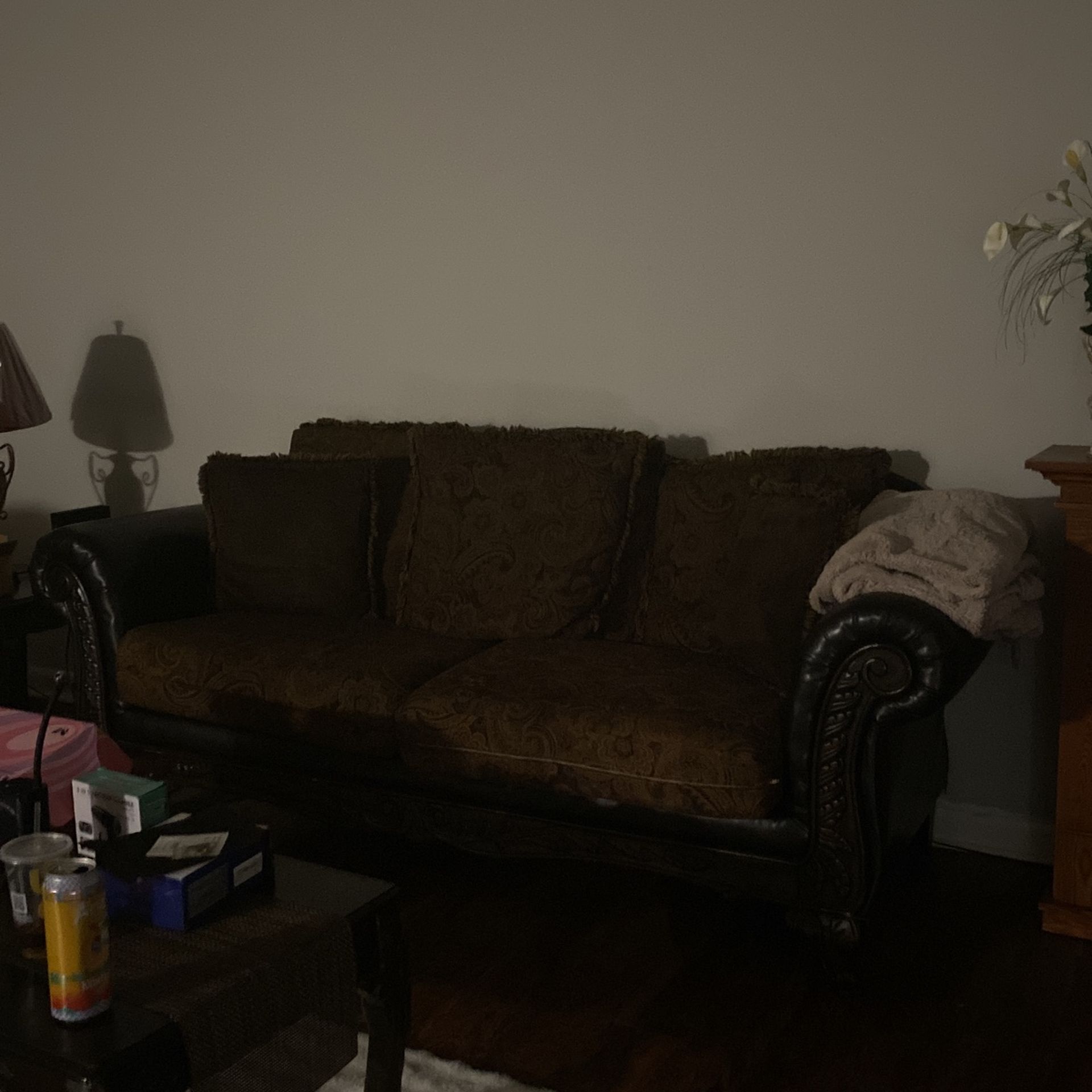 3 Pcs Couch Set Love Seat , Table , 2 Lamps ,