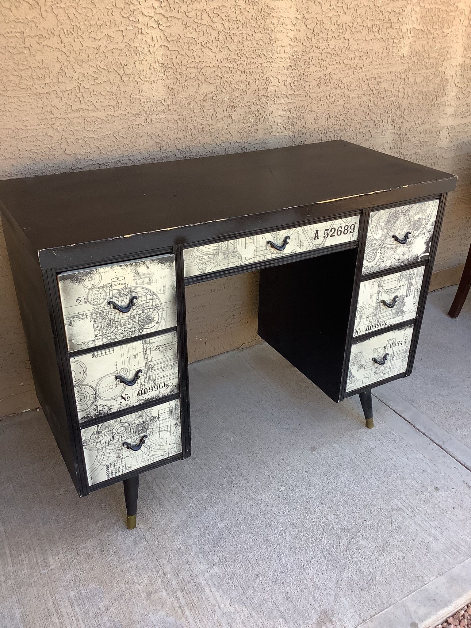 Black Desk