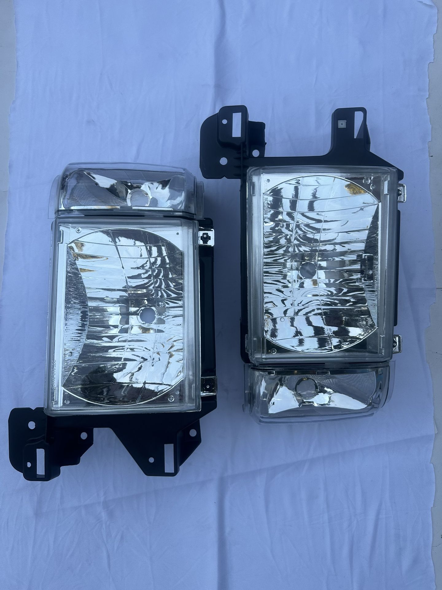 Ford F150/F250/F350/Bronco Headlight Year 87-91