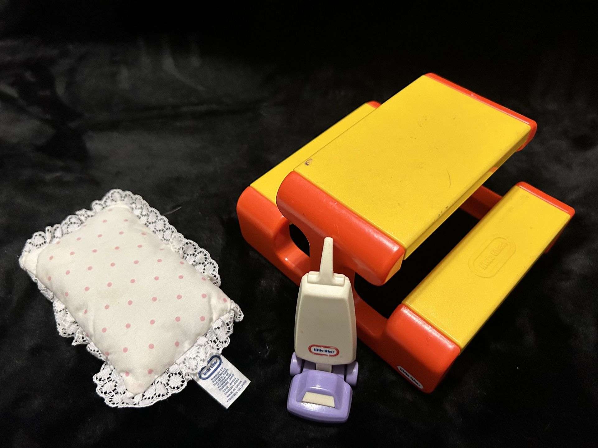 Vintage LITTLE TIKES DOLLHOUSE FURNITURE PICNIC TABLE VACUUM BED PILLOW LOT