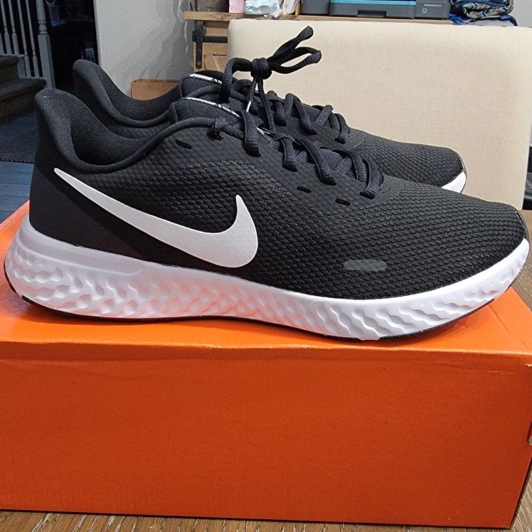 Nike Revolution