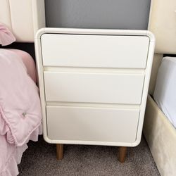 Modern White Nightstand with 3 Drawers – Like New ✨
