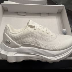 Brand New Women’s Alo Runner Shoes Size 8 Triple White Comfy Athletic Shoe $200