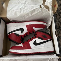 New Jordan 1 Mid Chicago 2020 Size 6y