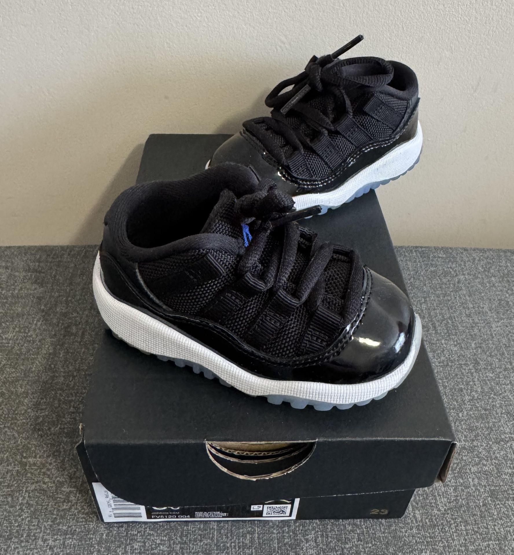 Jordan 11 Retro Low - Black, White & Varsity Royal - Size 5c $40