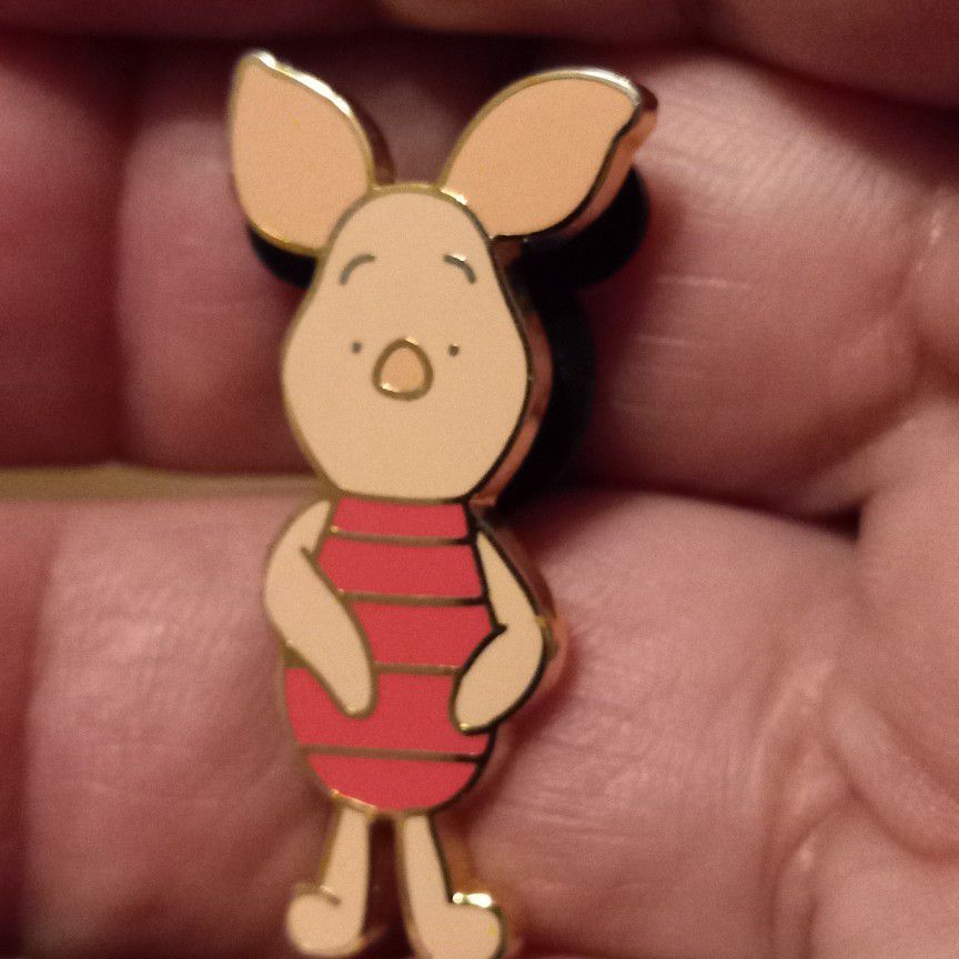 Disney Winnie The Pooh Piglet 2003 Trading Pin.