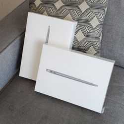 Apple MacBook Air 13.3" - M1 Chip (8 CPU - 7 GPU / 8GB / 256GB)- $1 Today and the rest later 🤗